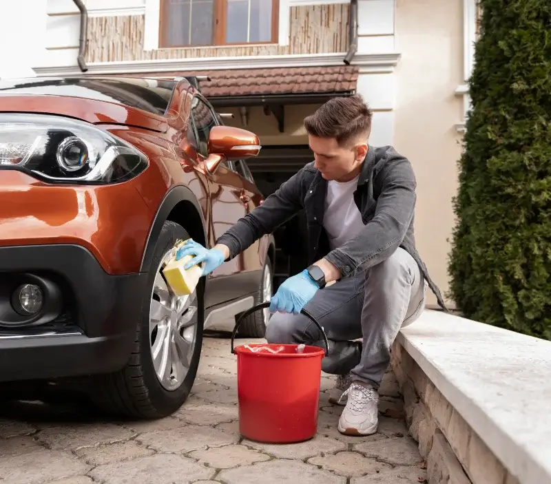 Lavage auto à domicile Ladoix-Serrigny : professionnel intervenant sur un véhicule